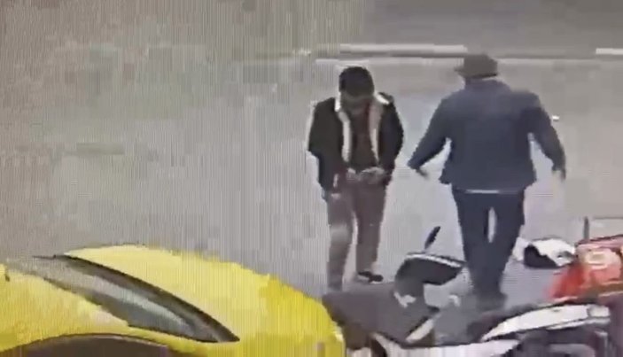 Şişli'de kaza yapan kuryenin cep telefonunu çaldı