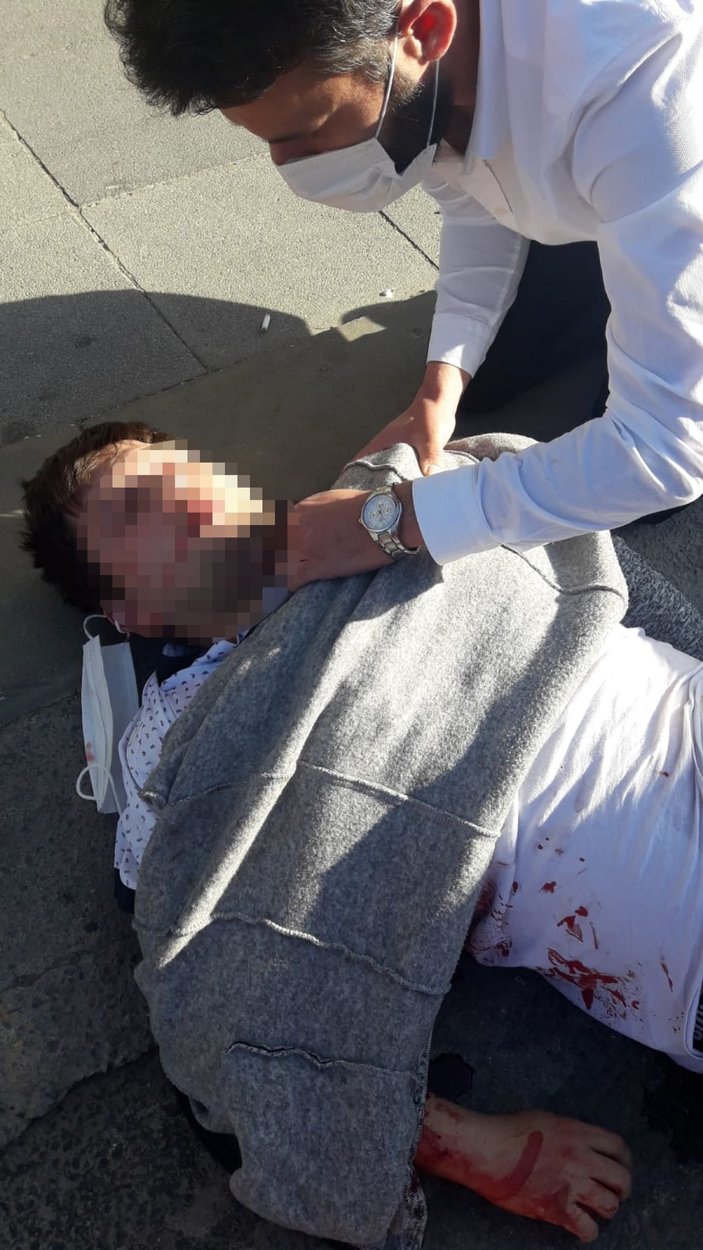 Ek fotoğraflar //  Pendik'te feci kaza; pikap otobüs durağına çarptı, 2 'si çocuk 4 kişi ağır yaralandı -4