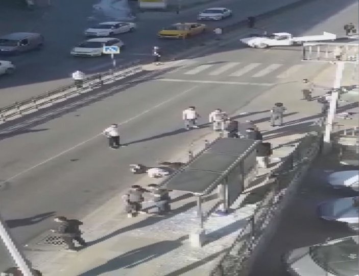 Ek fotoğraflar //  Pendik'te feci kaza; pikap otobüs durağına çarptı, 2 'si çocuk 4 kişi ağır yaralandı -5