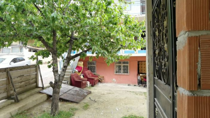 Balkondan düşen küçük çocuğu ölümden koltuk kurtardı -3