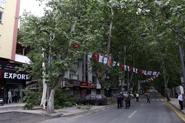 Ankara'da şiddetli rüzgar; ağaçlar devrildi, elektrik telleri koptu  -1