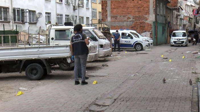 Gaziosmanpaşa'da mahalle kavgası kanlı bitti: 3 yaralı -3