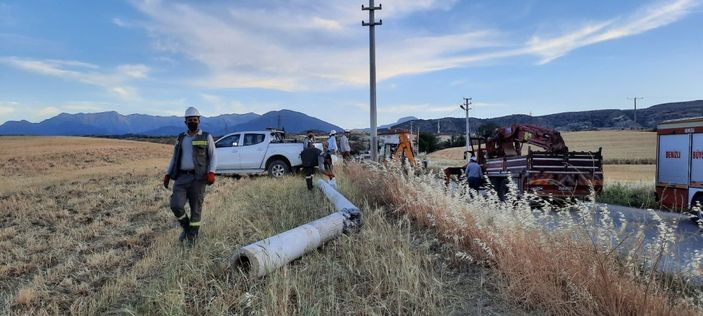 Direksiyon hakimiyetini kaybeden sürücü beton elektrik direğine çarptı: 2 ölü -2