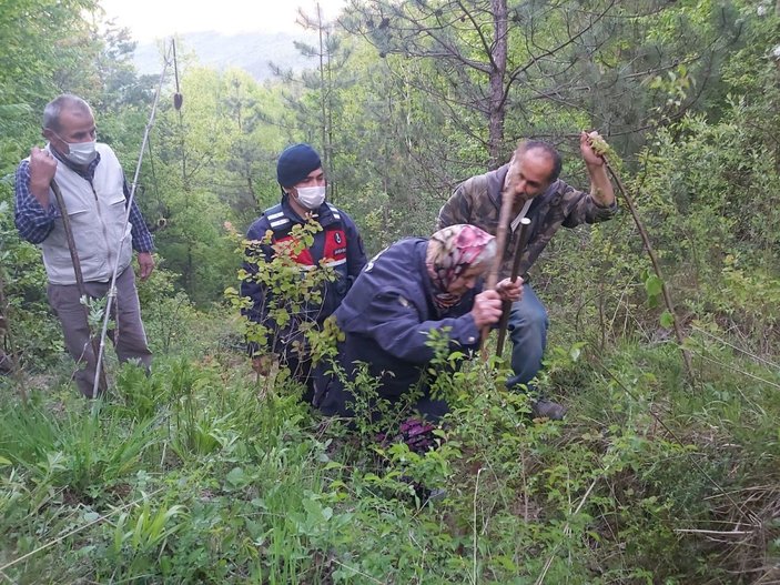 Ormanda kaybolan alzheimer hastası kadın jandarma tarafından bulundu -3