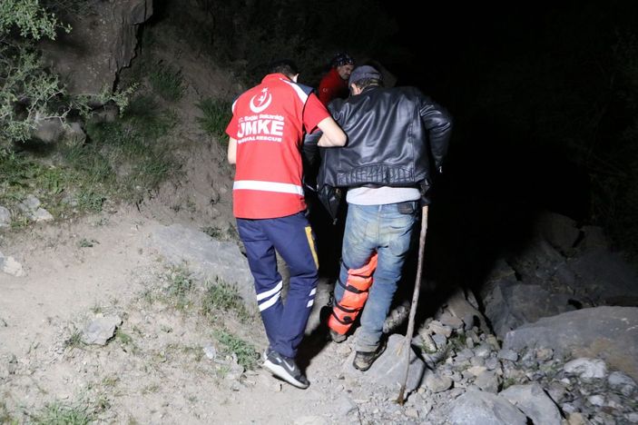 Pancar toplarken kayalıktan düştü, 3 saatte kurtarıldı -3