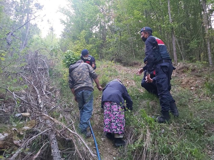 Ormanda kaybolan alzheimer hastası kadın jandarma tarafından bulundu -2