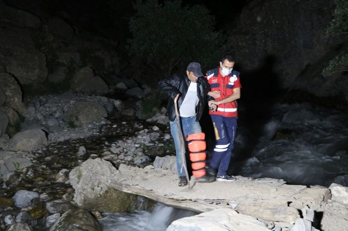 Pancar toplarken kayalıktan düştü, 3 saatte kurtarıldı -2