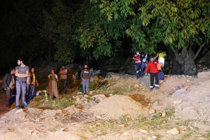 Pancar toplarken kayalıktan düştü, 3 saatte kurtarıldı -4