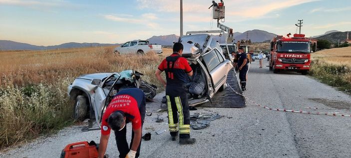 Direksiyon hakimiyetini kaybeden sürücü beton elektrik direğine çarptı: 2 ölü -3