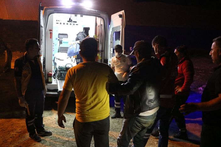 Pancar toplarken kayalıktan düştü, 3 saatte kurtarıldı -5