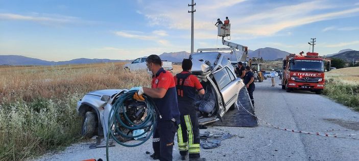 Direksiyon hakimiyetini kaybeden sürücü beton elektrik direğine çarptı: 2 ölü -4