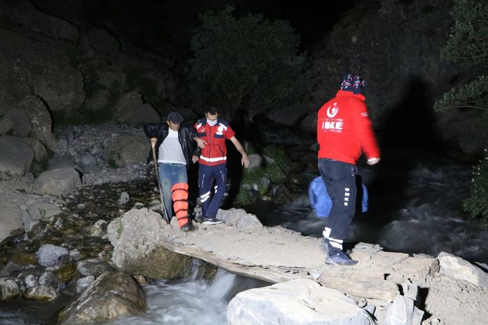 Pancar toplarken kayalıktan düştü, 3 saatte kurtarıldı -1