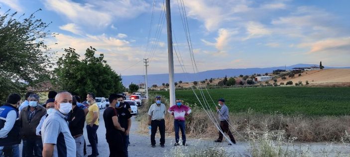 Direksiyon hakimiyetini kaybeden sürücü beton elektrik direğine çarptı: 2 ölü -1