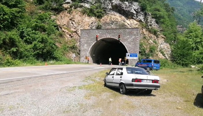 Karabük'te tünelde 2 otomobil kafa kafaya çarpıştı
