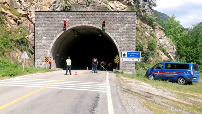 Karabük'te tünelde 2 otomobil kafa kafaya çarpıştı