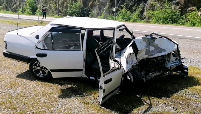 Karabük'te tünelde 2 otomobil kafa kafaya çarpıştı