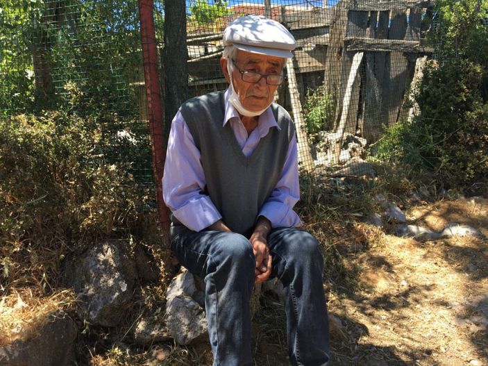 Yanan evinin enkazına bakıp, '50 yıllık yuvam yandı' diyerek ağladı -2