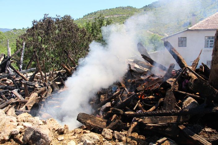 Yanan evinin enkazına bakıp, '50 yıllık yuvam yandı' diyerek ağladı -6