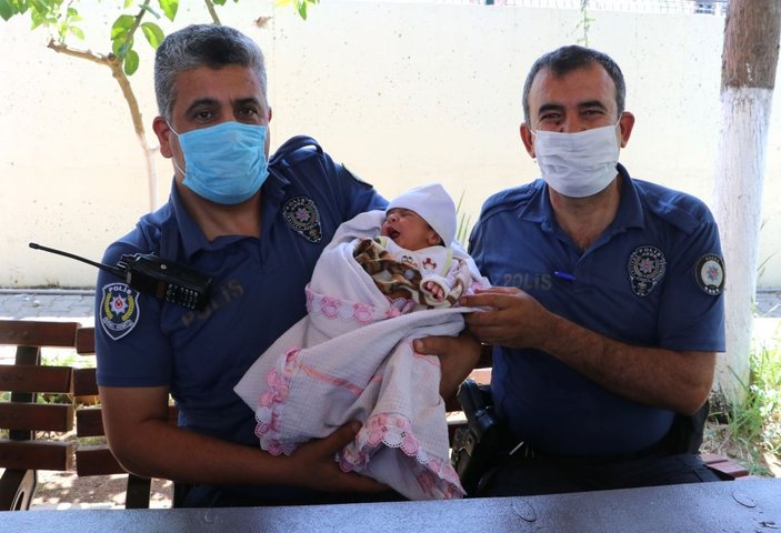 Annesinin kaldırıma bıraktığı bebeğe polis sahip çıktı -7