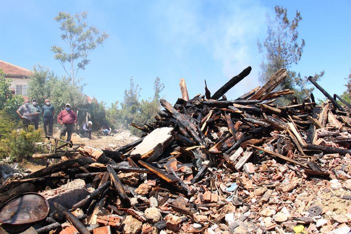 Yanan evinin enkazına bakıp, '50 yıllık yuvam yandı' diyerek ağladı -4