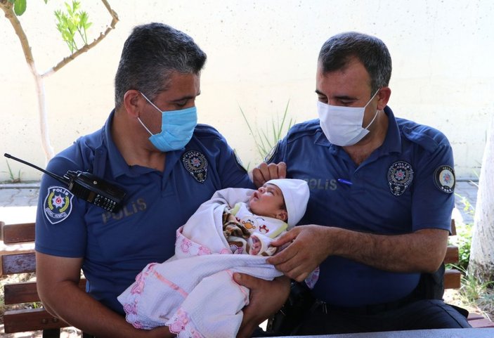 Annesinin kaldırıma bıraktığı bebeğe polis sahip çıktı -6