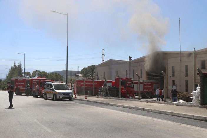 Fabrika yangınında 4 işçi dumandan etkilendi -9