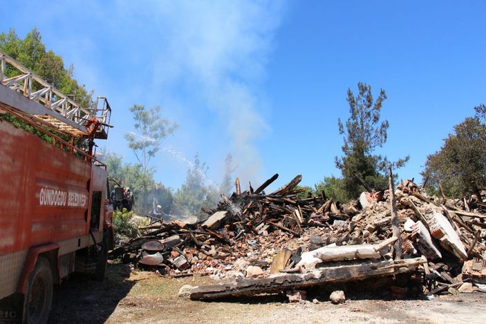 d Yanan evinin enkazına bakıp, '50 yıllık yuvam yandı' diyerek ağladı -7