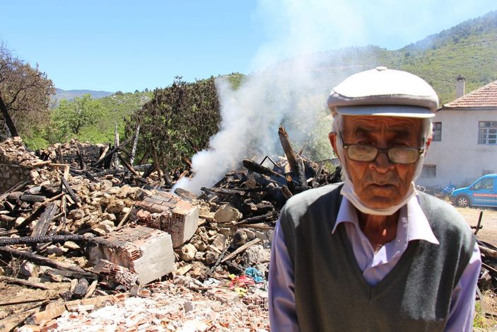 Yanan evinin enkazına bakıp, '50 yıllık yuvam yandı' diyerek ağladı -3
