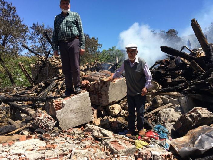 Yanan evinin enkazına bakıp, '50 yıllık yuvam yandı' diyerek ağladı -5