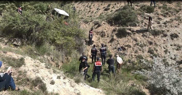 Kayıp olarak aranırken, traktörünün altında cesedi bulundu -6