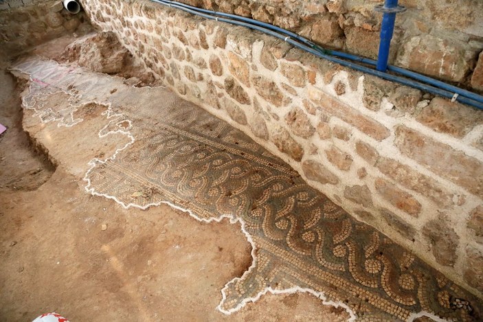 Tarihi caminin avlusunda Roma dönemine ait mozaik bulundu -6