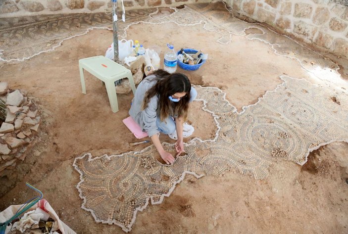 Tarihi caminin avlusunda Roma dönemine ait mozaik bulundu -3
