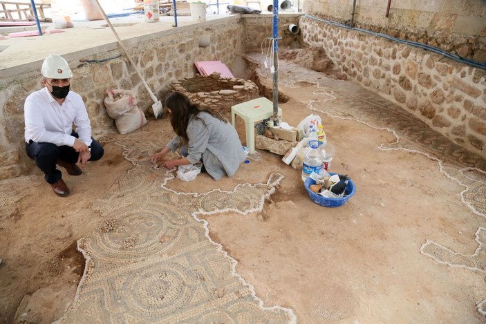Tarihi caminin avlusunda Roma dönemine ait mozaik bulundu -1