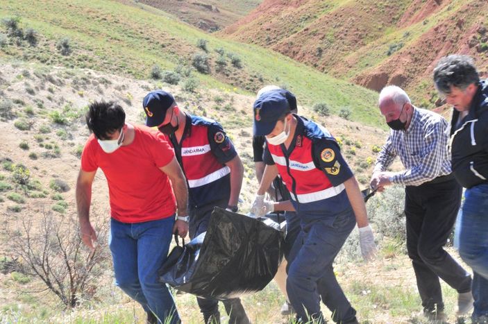 Kayıp olarak aranırken, traktörünün altında cesedi bulundu -3