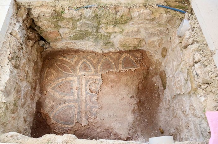 Tarihi caminin avlusunda Roma dönemine ait mozaik bulundu -5