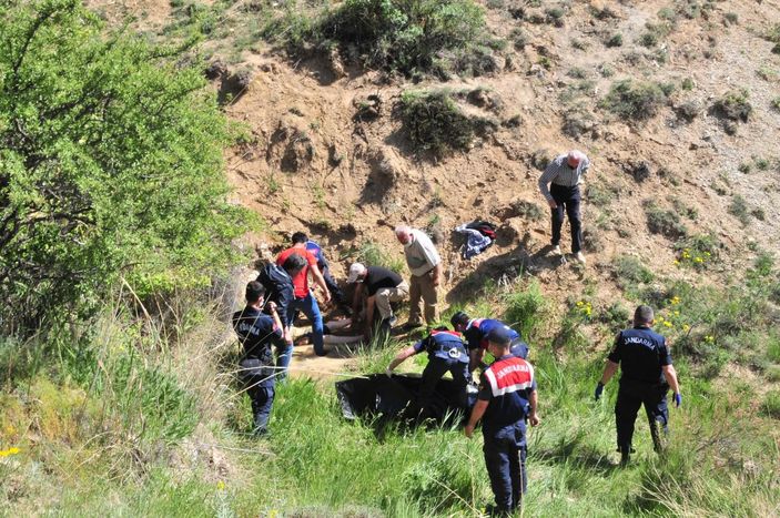 Kayıp olarak aranırken, traktörünün altında cesedi bulundu -2