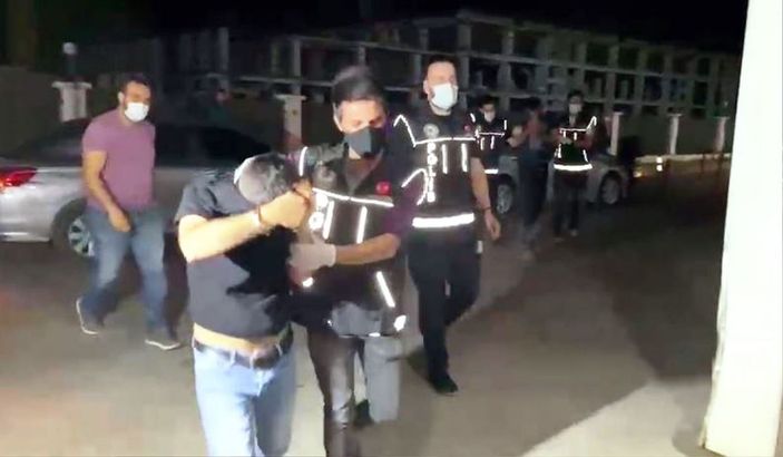 Kovalamacayla yakalanan 2 şüphelinin üzerinden uyuşturucu çıktı -1