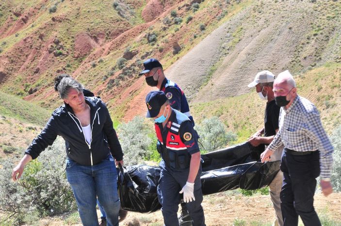 Kayıp olarak aranırken, traktörünün altında cesedi bulundu -5