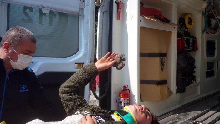 Kaza yaptı, ambulansa bindirilirken sevdiği kızın fotoğrafını öptü  -6