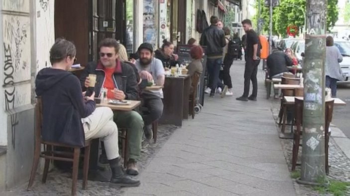 Berlin’de kafe ve restoranların dış alanları müşterilere açıldı -1