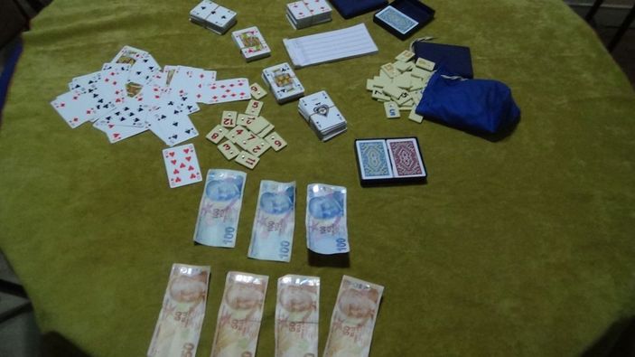 Apartmanı kumarhaneye çeviren 20 kişi suç üstü yakalandı -1