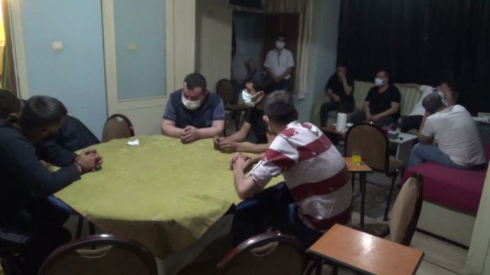 Apartmanı kumarhaneye çeviren 20 kişi suç üstü yakalandı -7