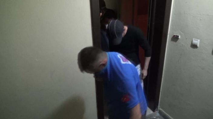 Apartmanı kumarhaneye çeviren 20 kişi suç üstü yakalandı -8