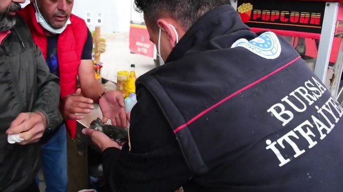 Kedi ihbarı alan ekipler, kayayı keserek yavru kediyi annesine teslim etti -5