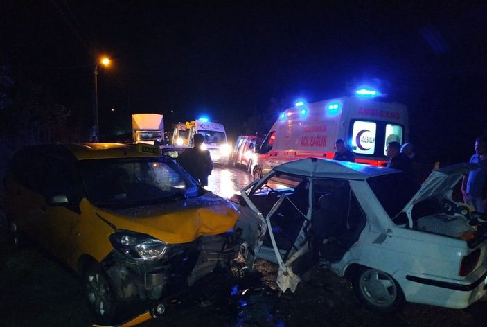 Tokat’ta taksi ile otomobil çarpıştı: 6 yaralı -1