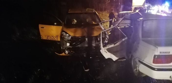 Tokat’ta taksi ile otomobil çarpıştı: 6 yaralı -5