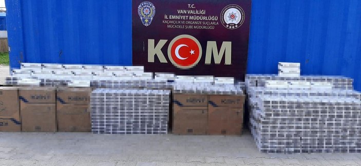 Van'da 4 eve baskın; 15 bin paket kaçak sigara ele geçirildi -1