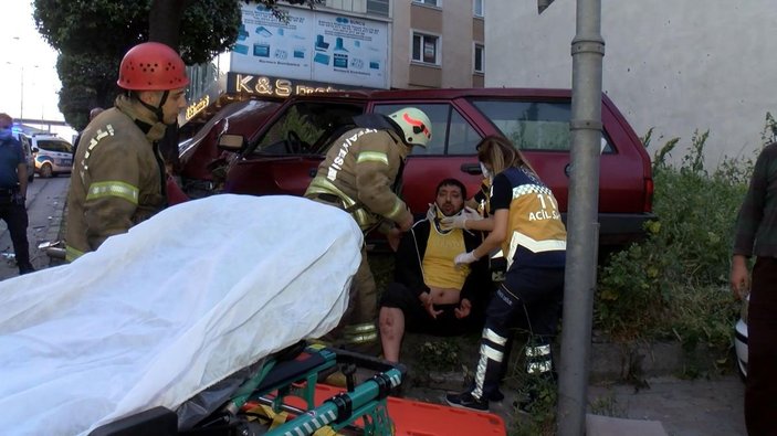 Bayrampaşa'da domates yüklü otomobil ağaca çarptı: 2 yaralı  -2