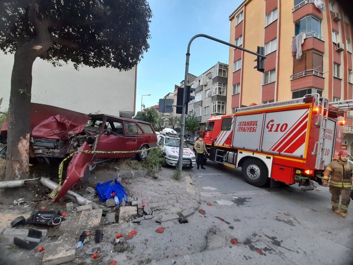 Bayrampaşa'da domates yüklü otomobil ağaca çarptı: 2 yaralı  -4