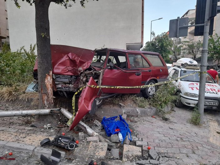 Bayrampaşa'da domates yüklü otomobil ağaca çarptı: 2 yaralı  -1